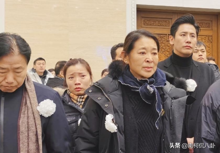 赵忠祥风采依旧，虽需人搀扶却依旧舞台魅力不减  赵忠祥被人搀扶上台