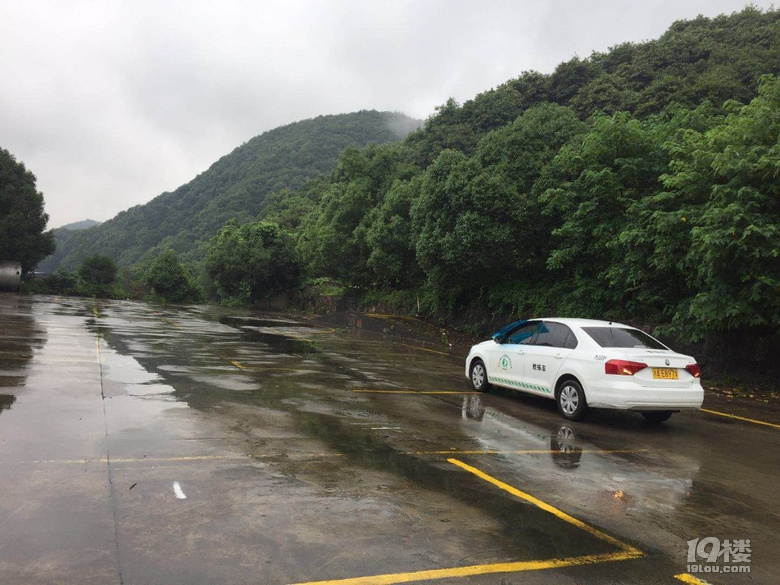 雨中练车记，与教练共度的拿驾照之路  为拿驾照和教练雨天在车内