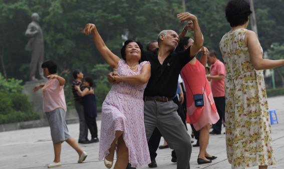 广场舞背后的男人辛劳，广场舞男人就是累  广场舞男人就是累