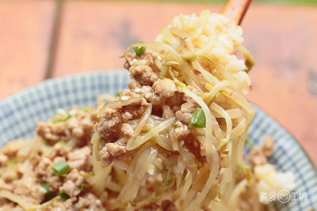 黄焖鸡的烹饪艺术，一道家常美味的制作过程  黄焖鸡做法