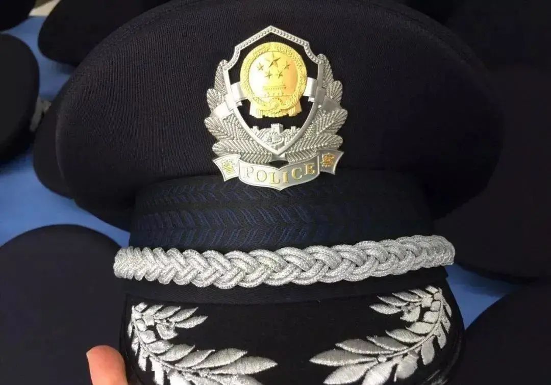 警礼服配饰安装指南  警礼服的配饰怎么安装